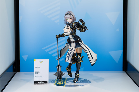 ホロライブ」3期生より、白銀ノエル団長がムキムキ具合を表現した姿を