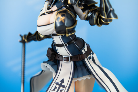 ホロライブ」3期生より、白銀ノエル団長がムキムキ具合を表現した姿を