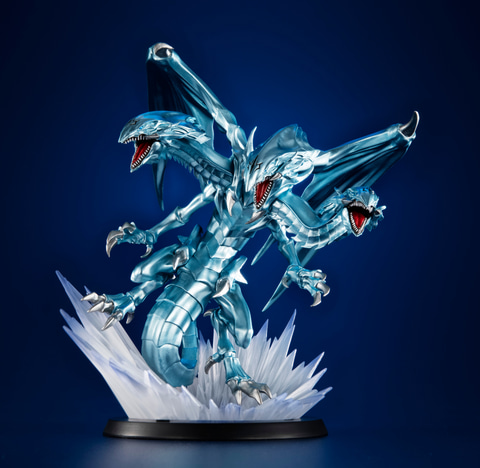 攻撃力4500を誇るブルーアイズ・アルティメットドラゴンが立体化