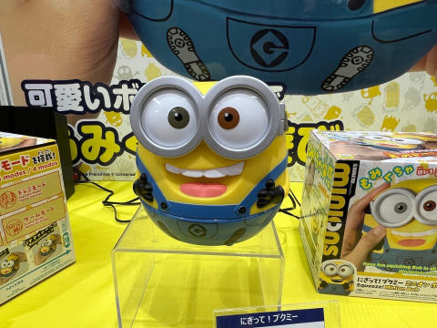 バンダイ、「ミニオン」を握って音を出させる新作玩具を展示中