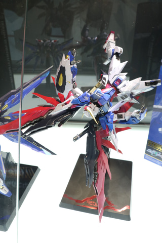 METAL BUILD「ストライクフリーダムガンダム」と「デスティニー
