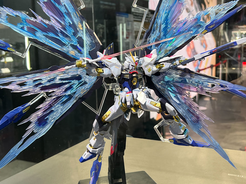 激突する2つの光の翼！ 「METAL BUILDストライクフリーダム