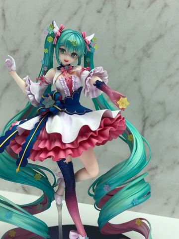 オバロ」より完全武装のアルベドやRosuuri氏が描いた初音ミクの