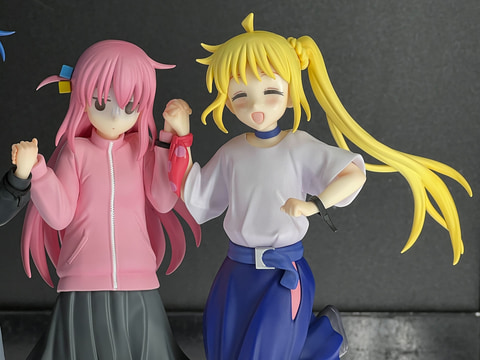 ぼっち・ざ・ろっく！」4人でジャンプする結束バンドやデフォルメ