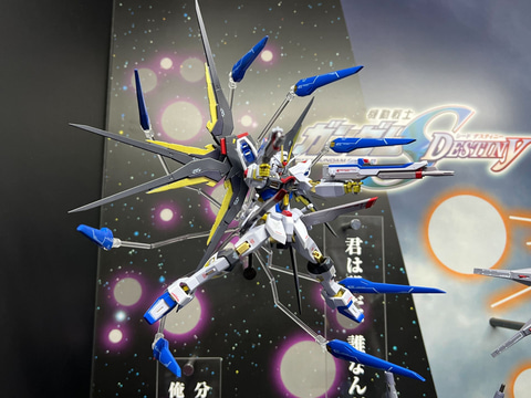 ガンダムSEED DESTINY」より「METAL ROBOT魂 レジェンドガンダム」が初