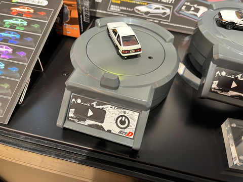 音や光でドリフトの臨場感を出せるトミカ「DRIFT TURN STAGE」が登場
