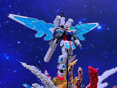 グラスフェザー装備の万博ガンダム、ケミカルリサイクル素材活用した1