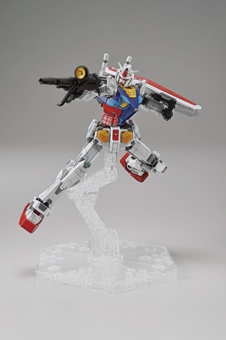 動く実物大ガンダムのガンプラ「1/100 RX-78F00 ガンダム」の予約受付