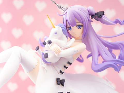 アズールレーン」より、水面にふわりと浮いた軽空母「ユニコーン」を