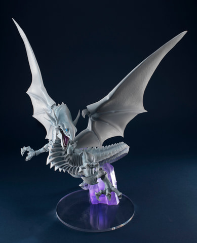 遊戯王」でおなじみ「ブルーアイズ・ホワイト・ドラゴン」のフィギュア