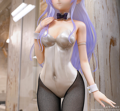 バニースーツで胸元のセクシーさ倍増！ カホタンブログにて「立華かな