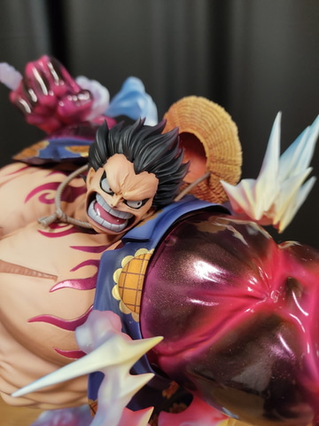 ワンピース」より、ルフィのギア“4”「弾む男」Ver.2のフィギュア彩色