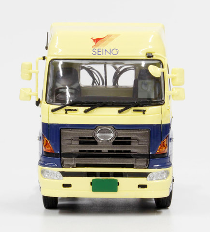 プラッツ、西濃運輸と日本通運のセミトラクター＆トレーラーの1/50ダイ