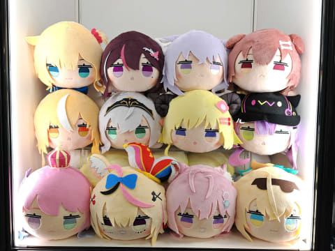 フリューよりホロライブの「ひっかけフィギュア」、「寝そべり