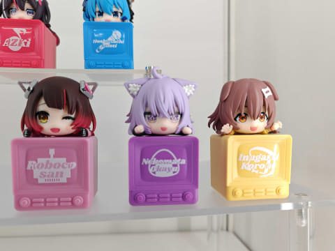 フリューよりホロライブの「ひっかけフィギュア」、「寝そべり