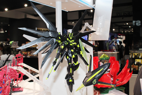 特別企画】漆黒の機体にネオンイエローが映える！ 「HG 1/144