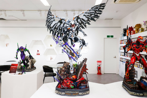 翼を大きく広げたエヴァンゲリオン量産機がスタチューで降臨！【NEXT