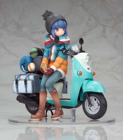ゆるキャン△』より愛用のスクーターに腰かける「志摩 リン」の
