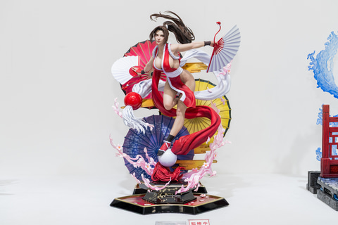 KOF'98」の不知火舞や「スト6」の春麗が1/4スケールスタチューで登場