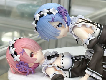 アニメ「このすば」より、闇夜を纏う漆黒の薔薇ドレス姿の「めぐみん