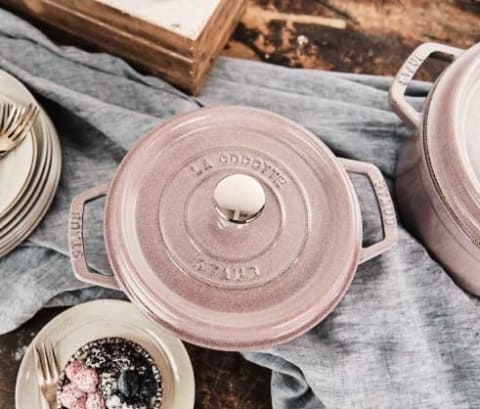 ストウブ定番のココットに柔らかな風合いの新色「シフォンローズ