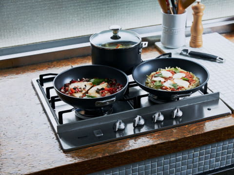 ル・クルーゼ、ハンドルが取れるフライパンのセット。重ねて小さく収納