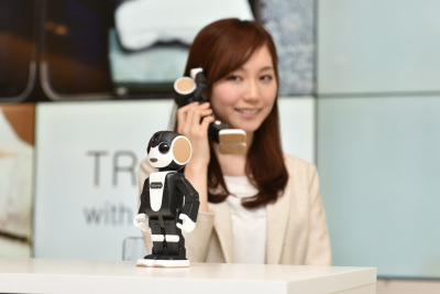 シャープ「RoBoHoN」（ロボホン）、税別19万8000円で5月26日発売