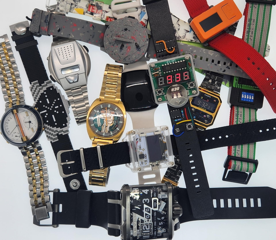 レトロフューチャーでちょっとパンクかつクリアな腕時計を買ってみた