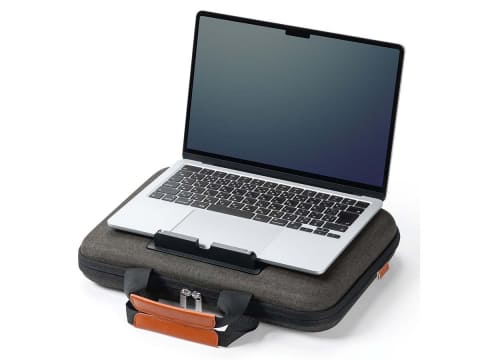 膝上テーブルにもなる、13.3型ノート対応のセミハードインナーケース