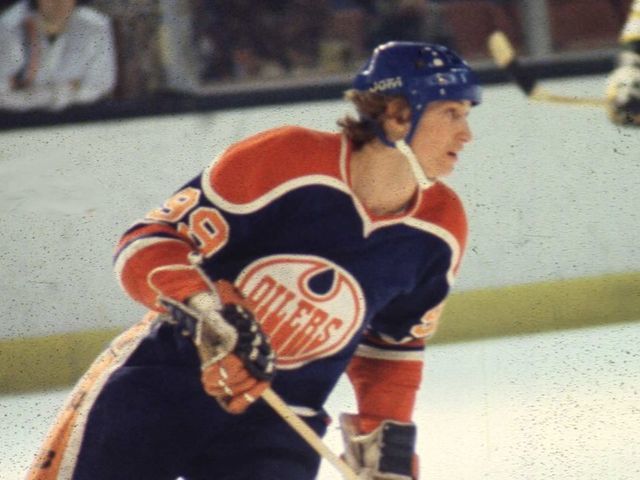 Gretzky rookie card sells for record $1.29M | theScore.com
