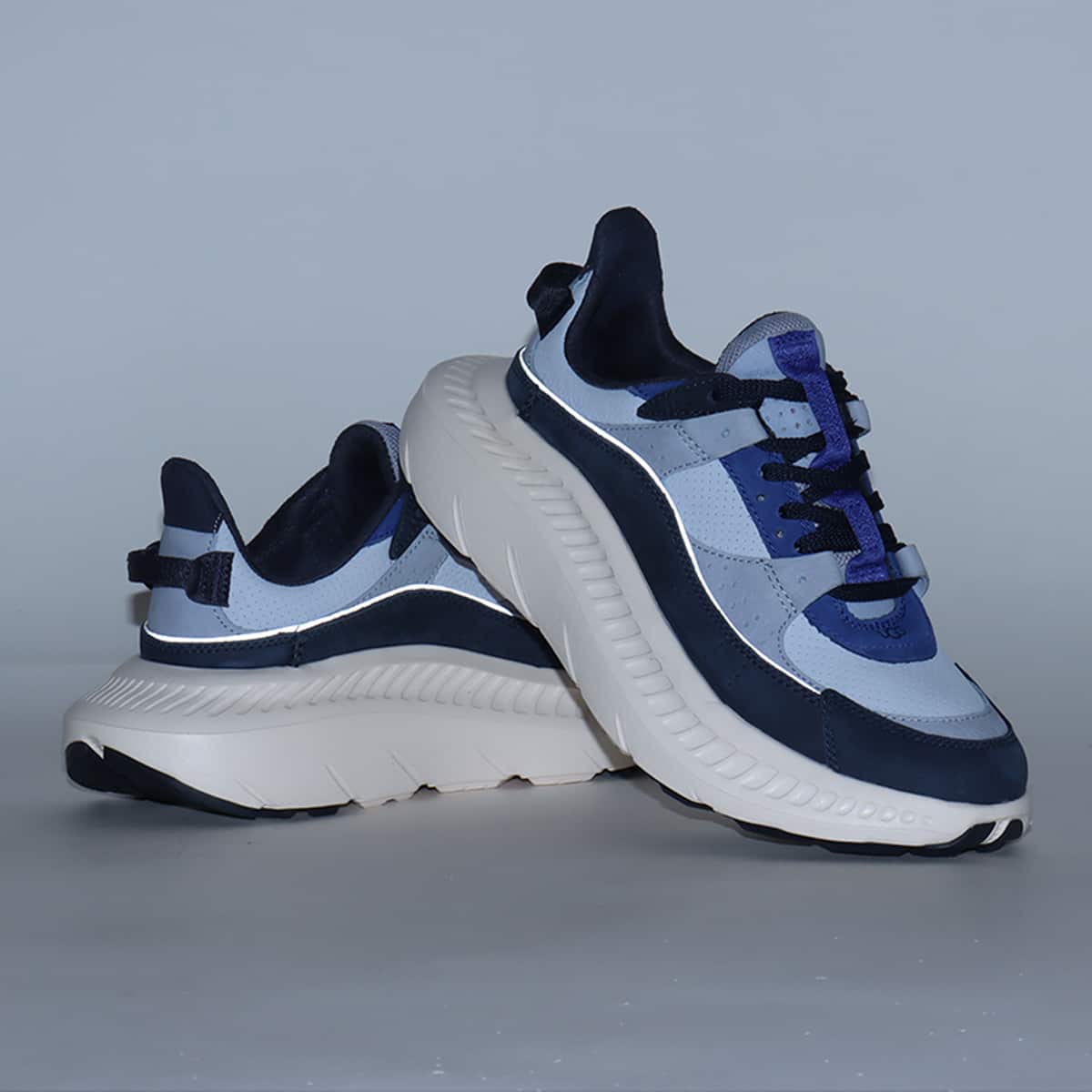 UGG CA805 V2 NUBUCK NAVY（アグ シーエーハチマルゴ ブイツーヌバック