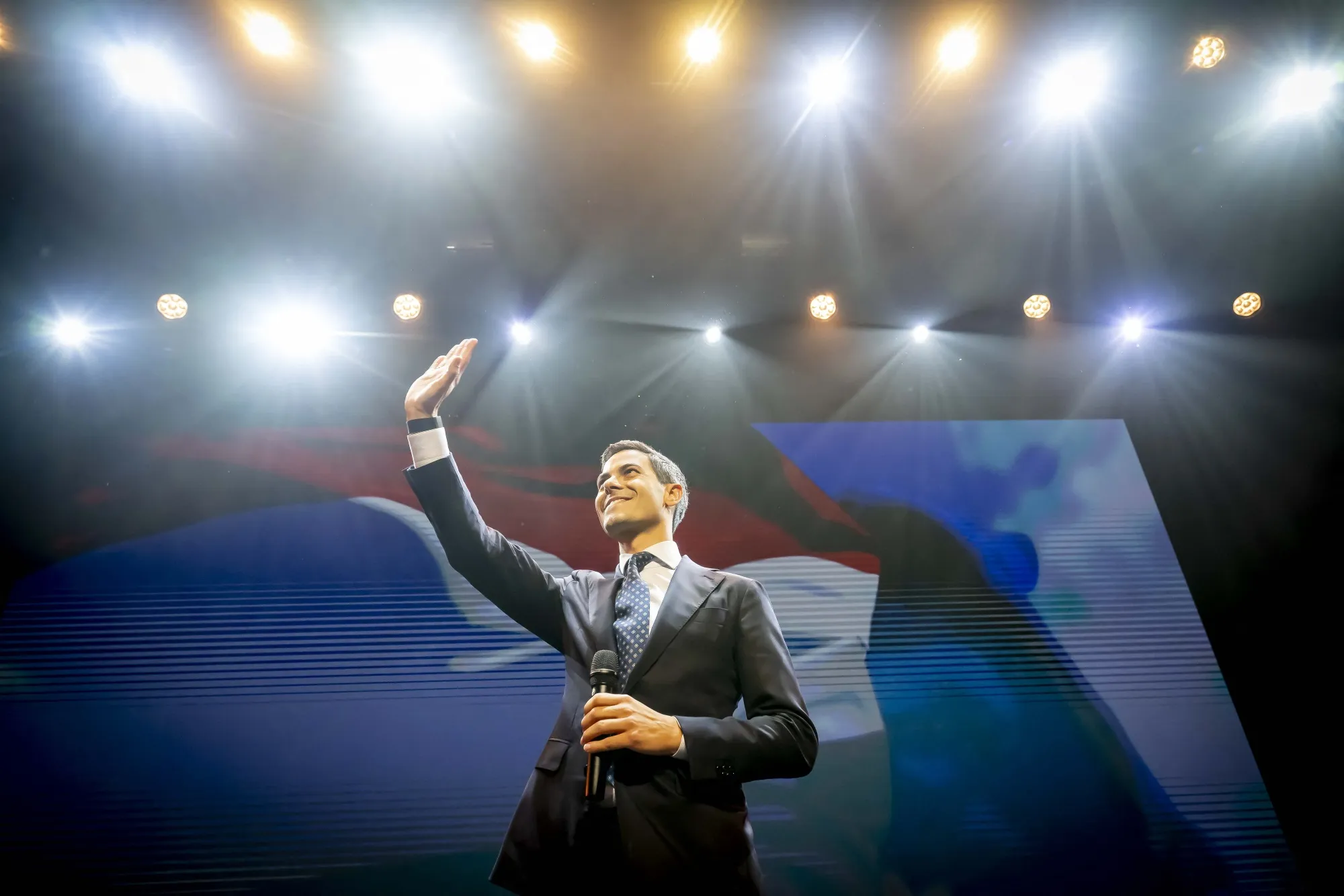 オランダ下院選、中道D66が連立形成の要に－極右政党は議席大幅減へ