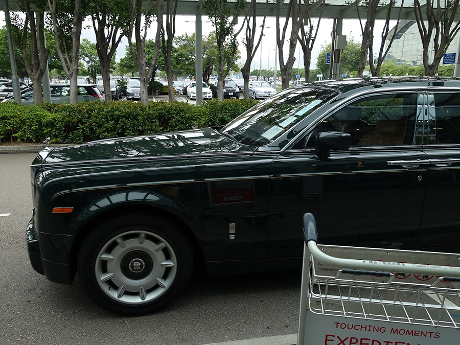 ザ・ペニンシュラ香港にて、ロールスロイス・ファントムEWBを