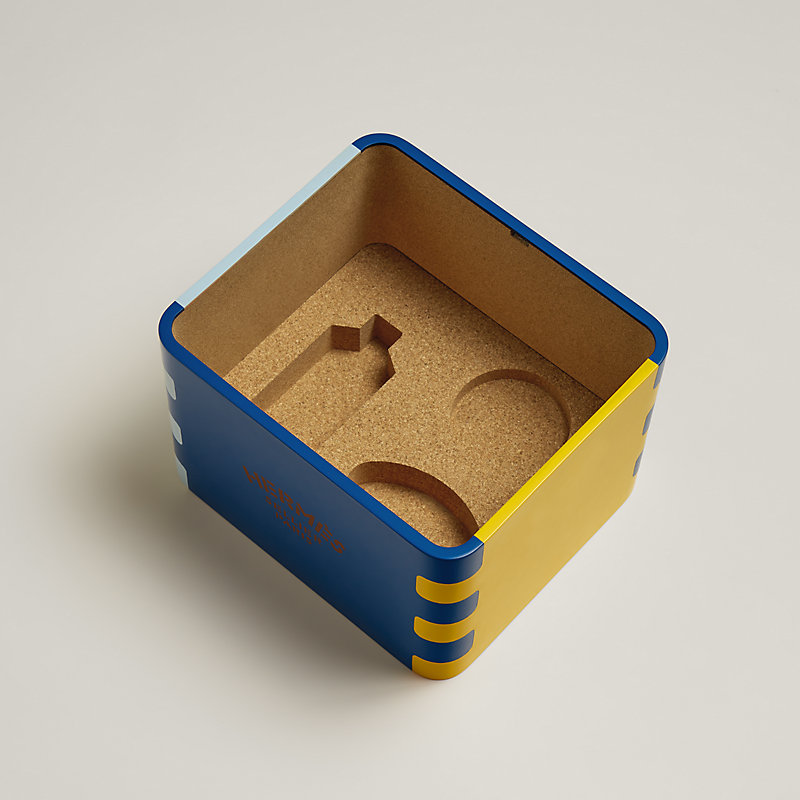 box-of-tricks--800656E 01-worn