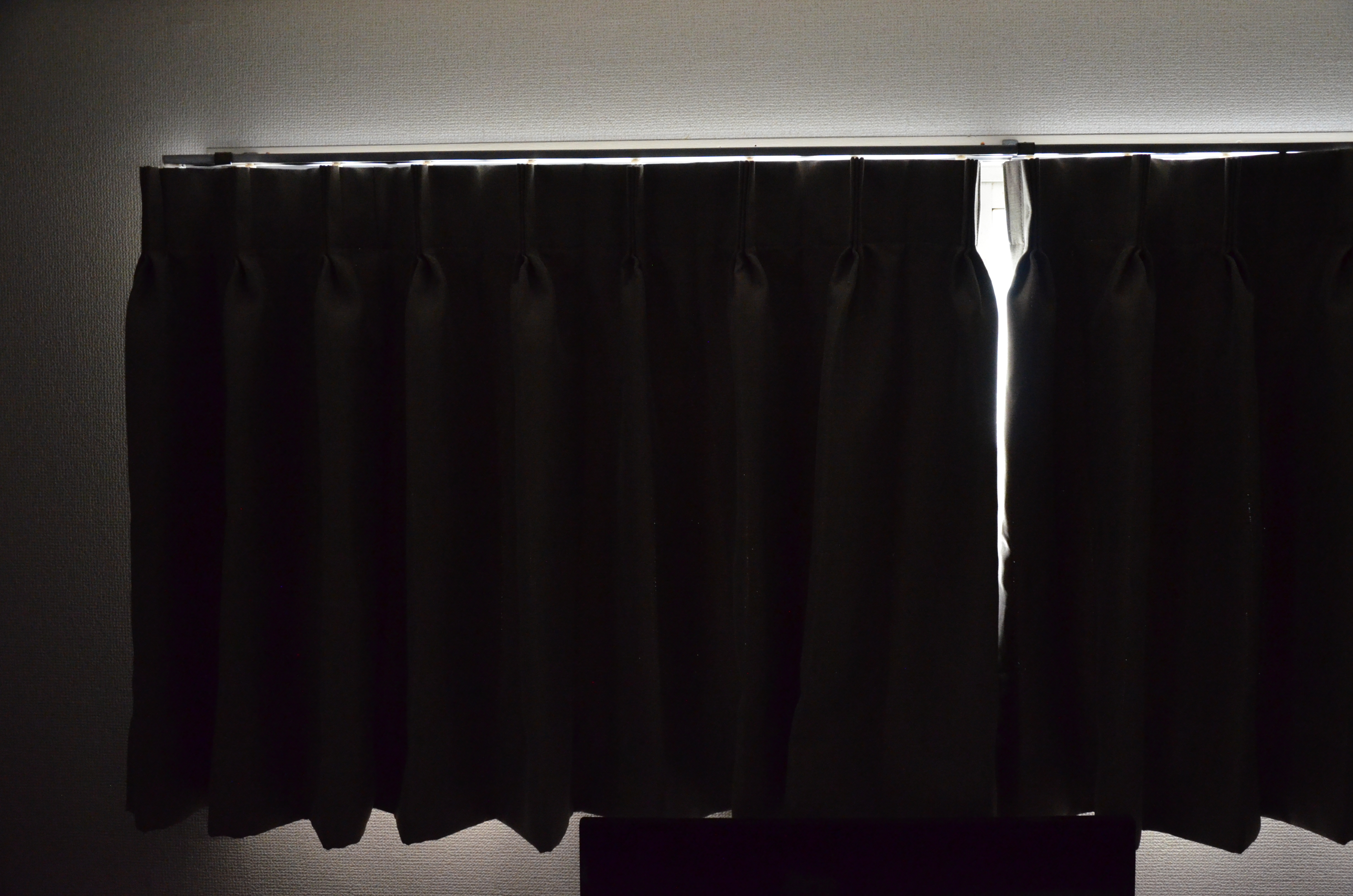 unicoの意外な素材を使ったカーテンが、紫外線吸収も節電効果も