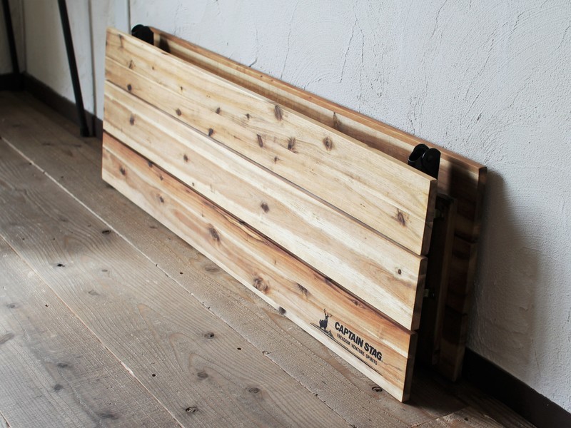 収納時は厚さ約11センチ。キャプテンスタッグのテーブルは、急な来客に