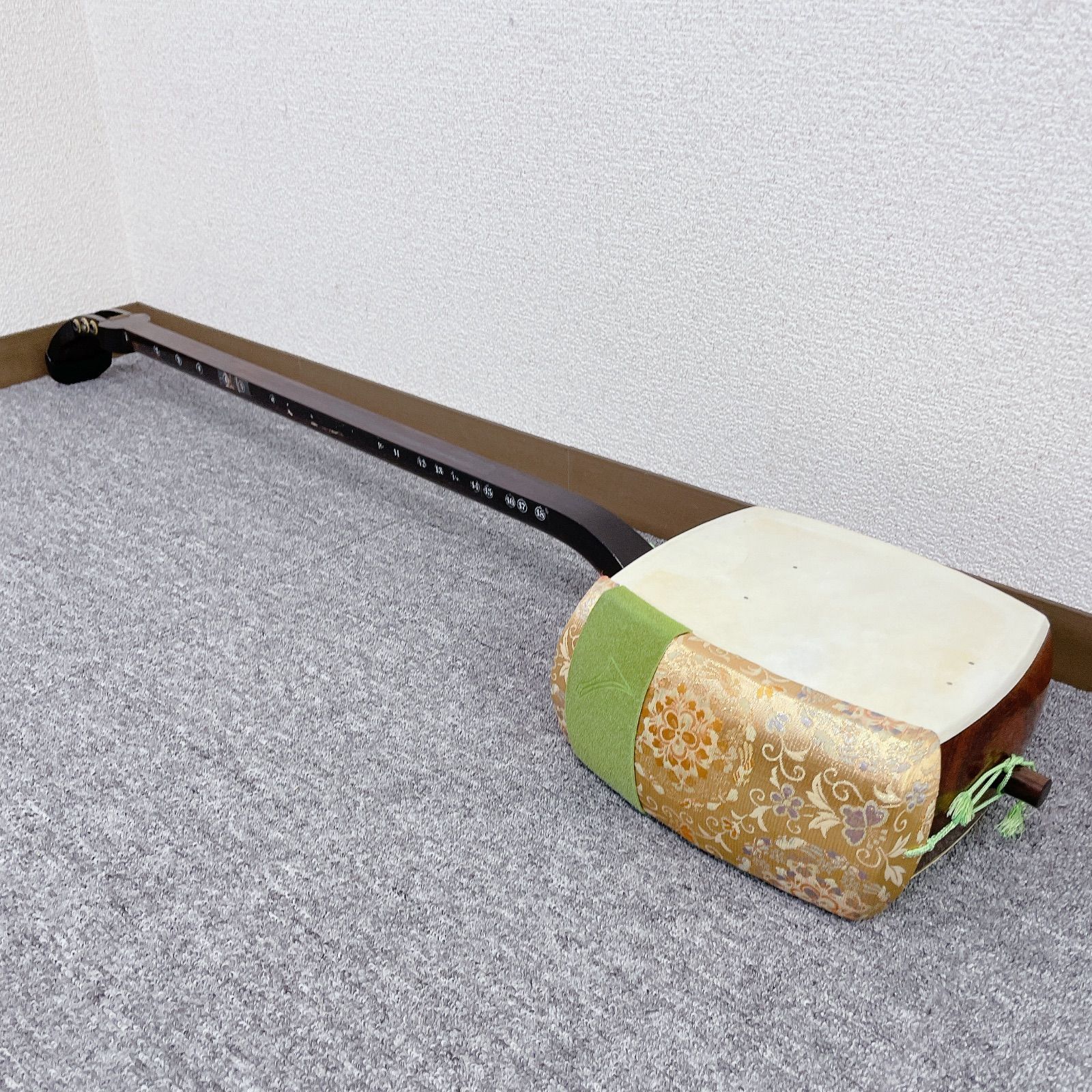 三味線 細棹 金細 一本溝 紫檀 子持ち綾杉彫 犬皮 綾杉胴 和楽器