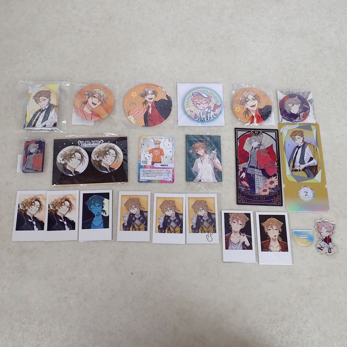 伏見ガク 缶バッジ/アクリルスタンド/アクリルキーホルダー/チェキ風