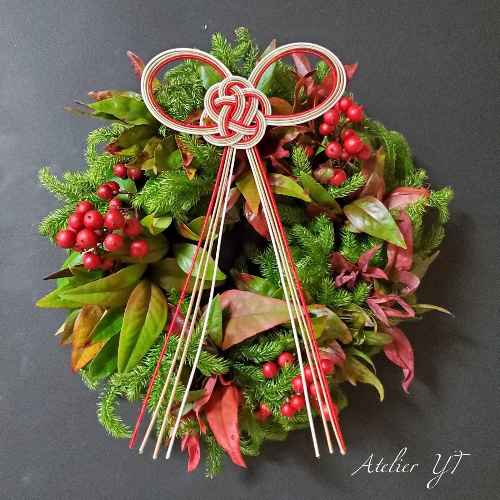 神聖な植物 日陰葛(ヒカゲノカズラ)のリース～南天とオタフクナンテン