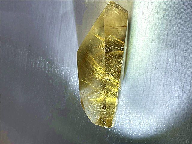 ストア AAA級天然ゴールドルチルクォーツ原石YT7P3/400P07D