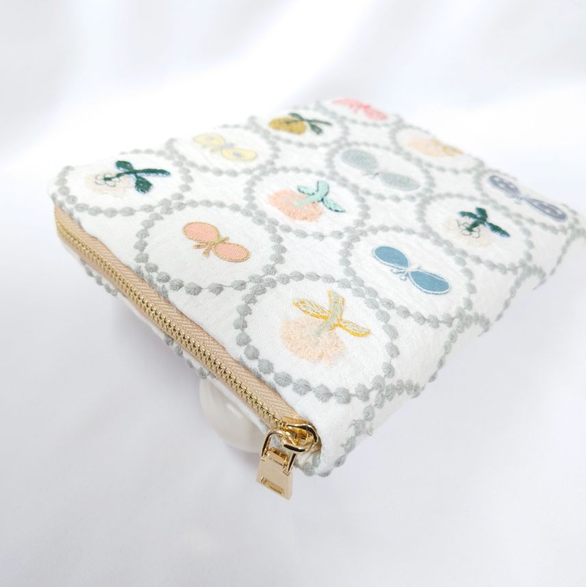 B6】刺繍13 ホワイト×グレー タンバリン choucho skip マルチケース