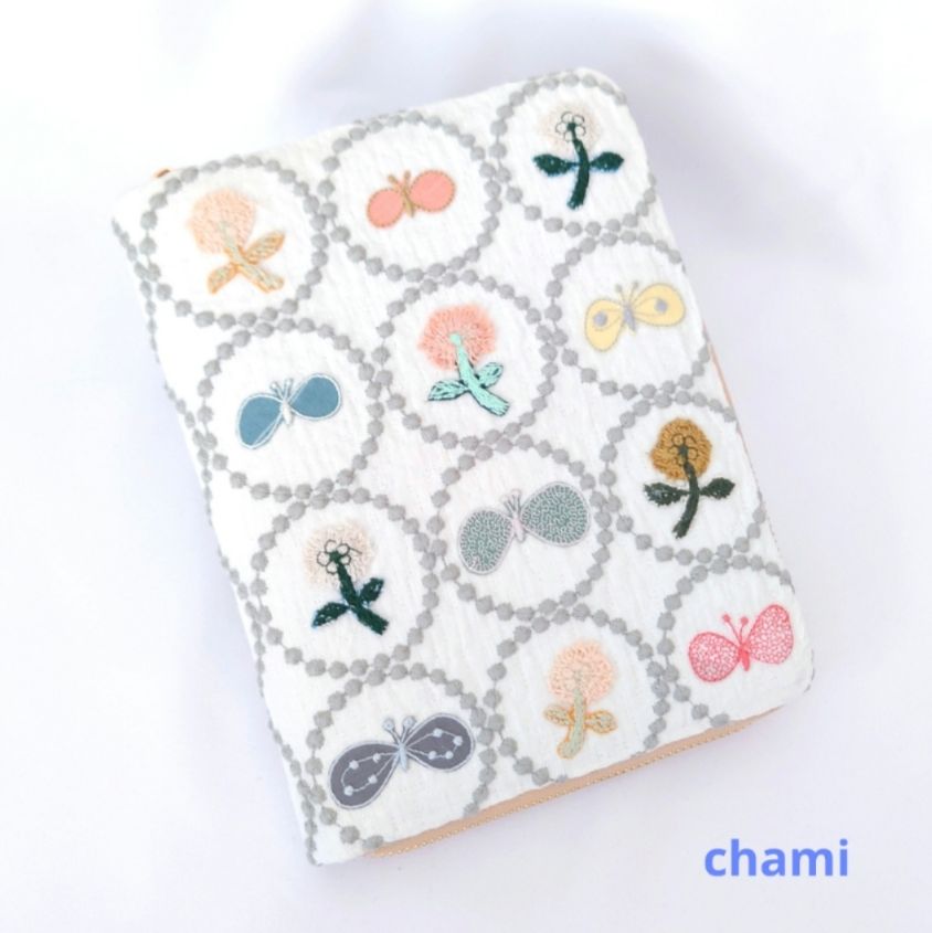 B6】刺繍13 ホワイト×グレー タンバリン choucho skip マルチケース