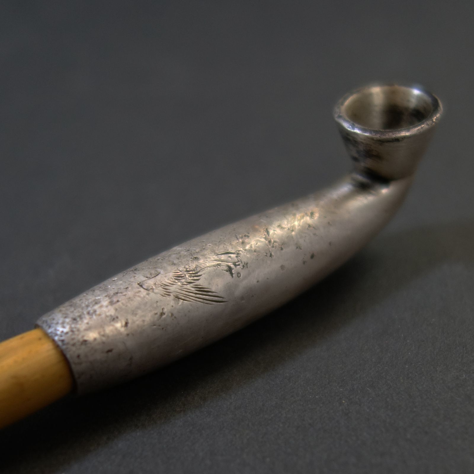 骨董逸品【冬牡丹と千鳥図 煙管 銀製 彫刻】 喫煙具 煙管 銀製 骨董 古