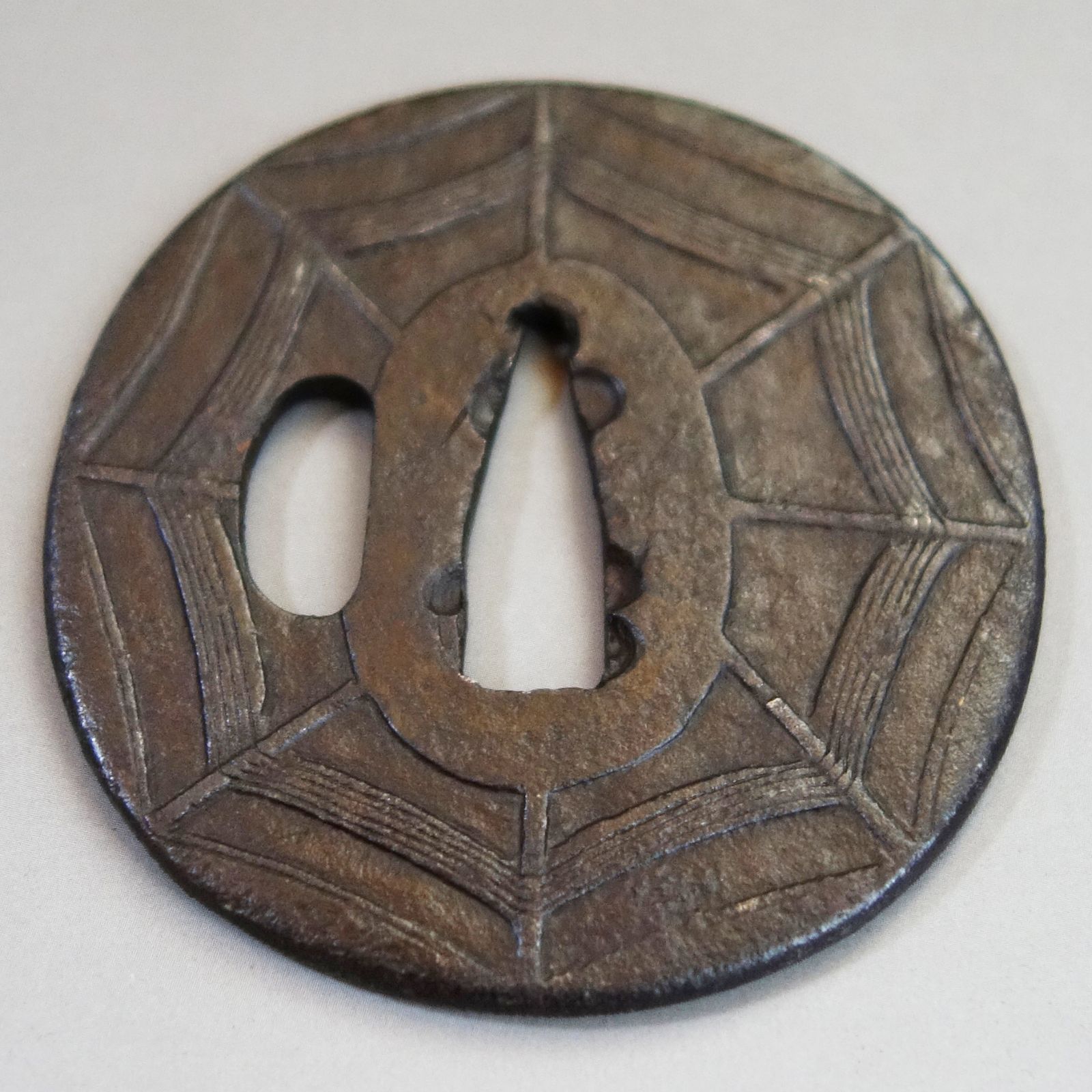 骨董逸品【蜘蛛の巣図鍔 鉄地 鋤出彫】 日本刀 刀装具 鍔 鐔 武具 江戸