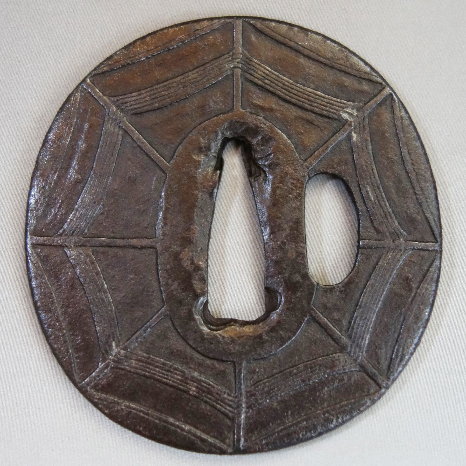 骨董逸品【蜘蛛の巣図鍔 鉄地 鋤出彫】 日本刀 刀装具 鍔 鐔 武具 江戸