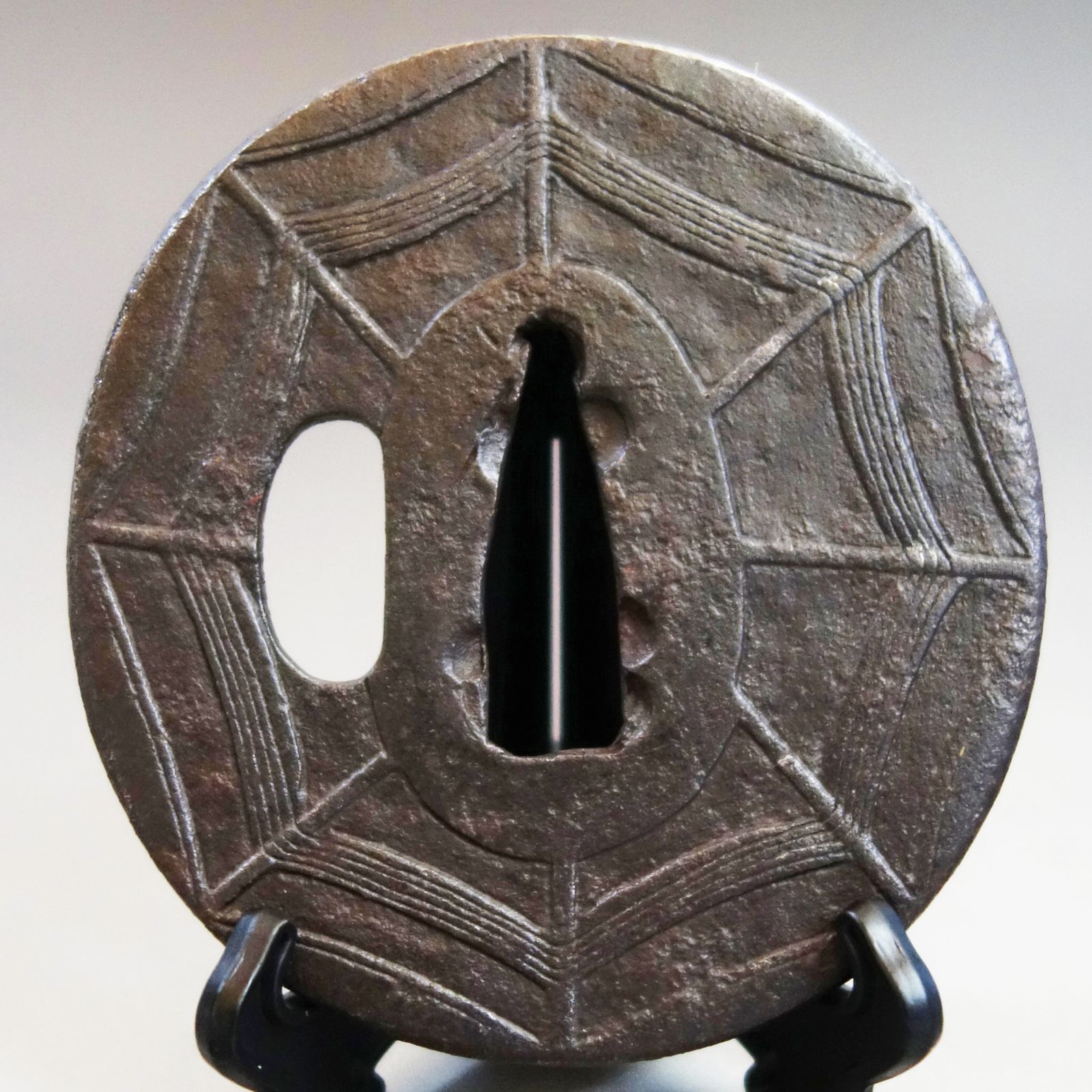 骨董逸品【蜘蛛の巣図鍔 鉄地 鋤出彫】 日本刀 刀装具 鍔 鐔 武具 江戸