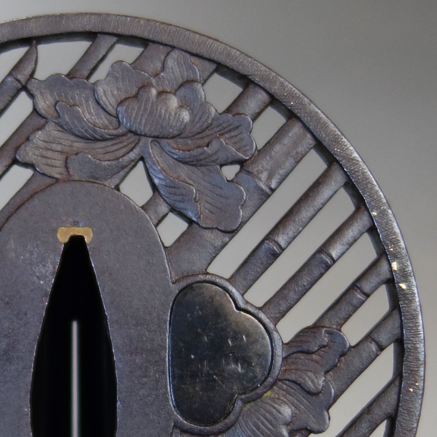 骨董逸品【竹斜格子に牡丹花透鍔 鉄地】(鍔箱・布団付き) 日本刀 刀