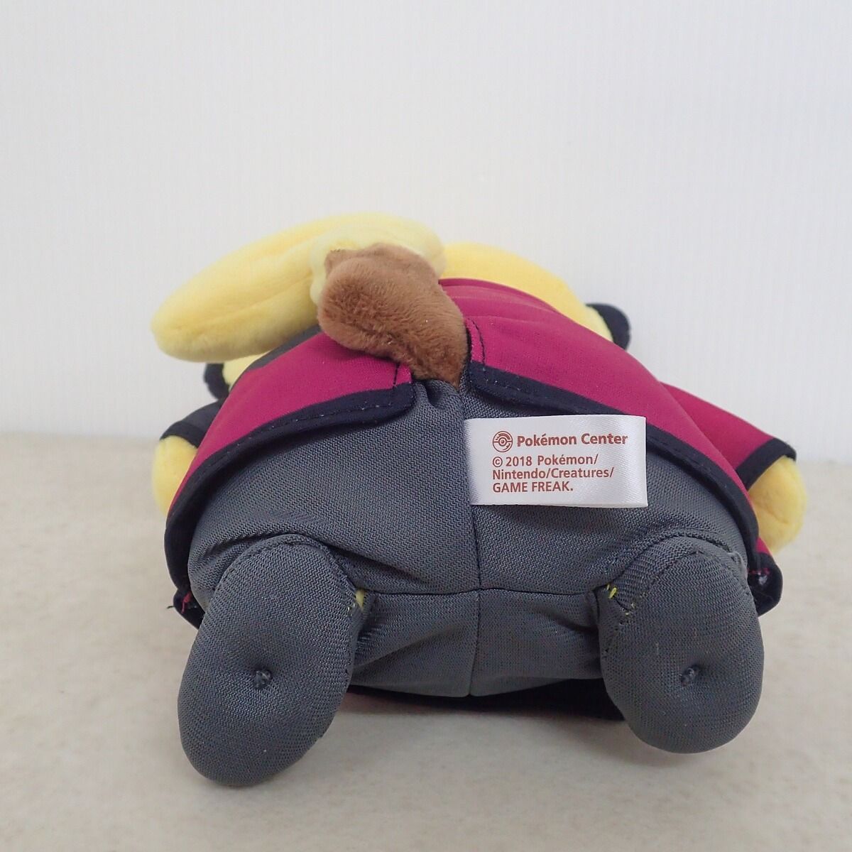 ポケモンセンター ぬいぐるみ ボスごっこピカチュウM マグマ団