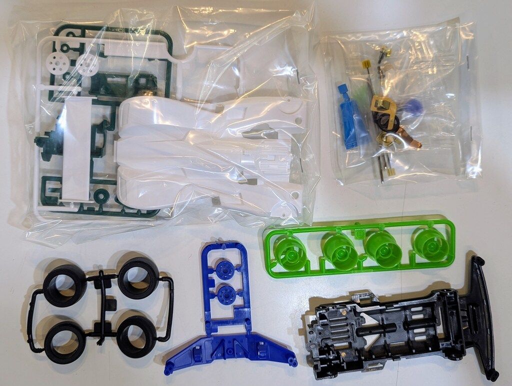 タミヤ フルカウルミニ四駆 スーパー1シャーシ マグナムセイバー(再販