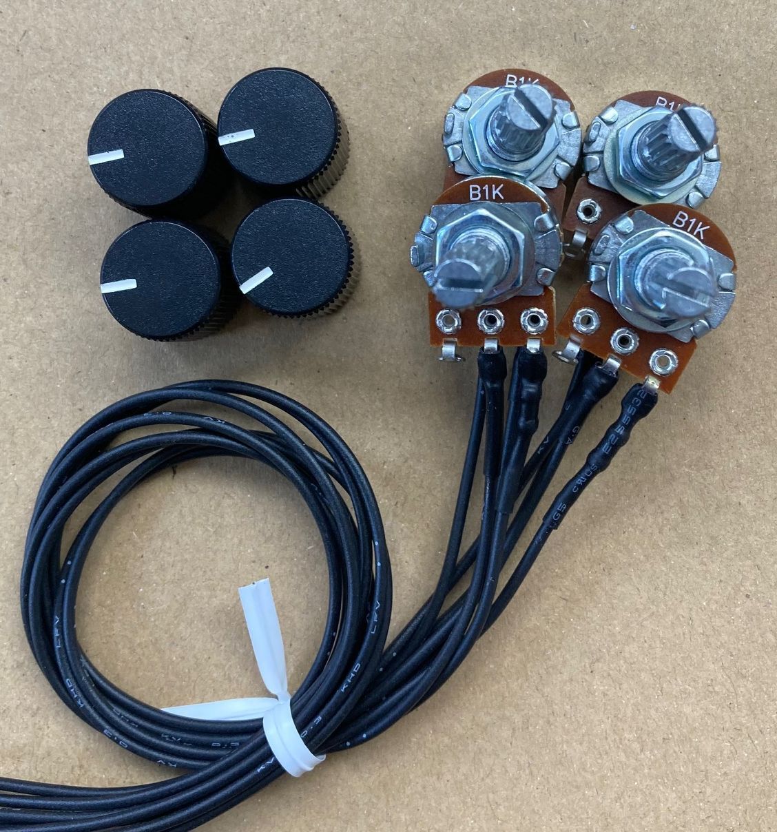 パチンコ・スロット用 無段階ボリューム 4個セット(1KΩ・収縮チューブ